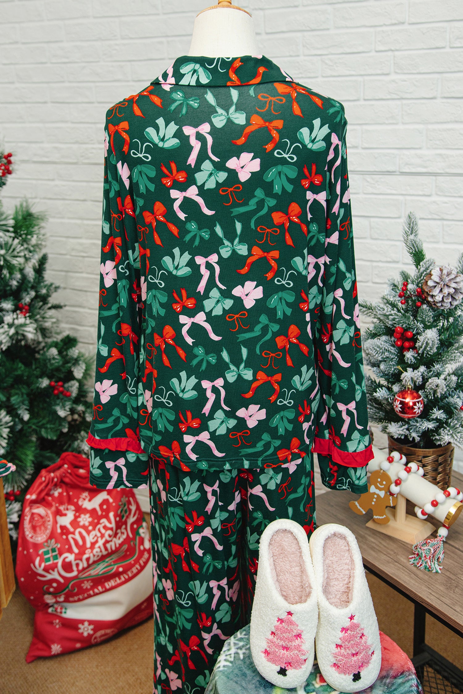 Festive Green Bow Print 2-Piece Pajama Set for Women - Soft & Cozy Loungewear